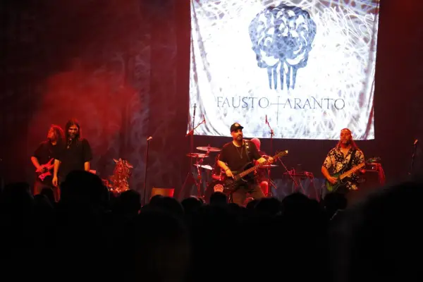 Crónica: FAUSTO TARANTO levanta su imperio sobre “Ruina, amor y navaja”