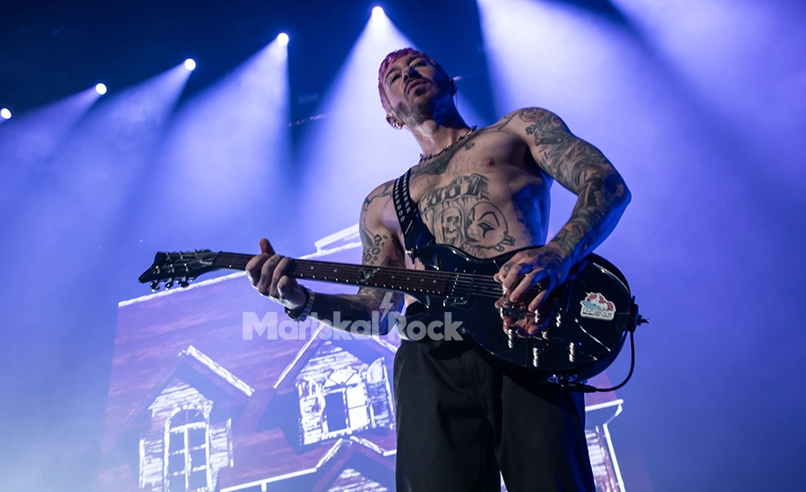 “No podéis mezclar metal, punk rock y el estilo de rock and roll de Guns N’ Roses ni tener solos como Iron Maiden": Zacky Vengeance recuerda las críticas a Avenged Sevenfold