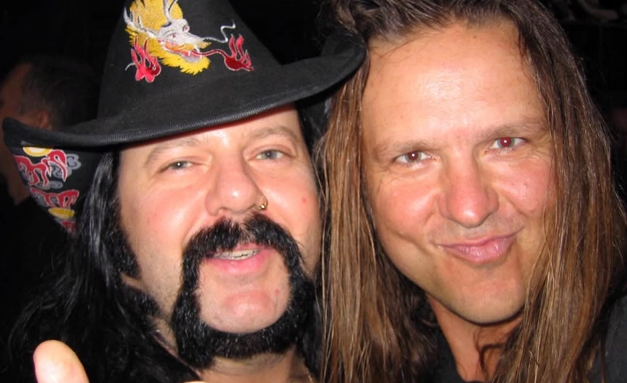 Terry Glaze, primer cantante de Pantera, anima al público a escuchar los discos anteriores a Phil Anselmo: “Si podéis mirar más allá de mi forma glam de cantar…”