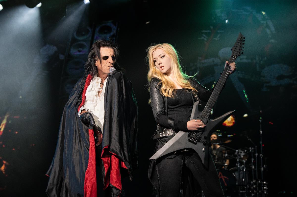 Alice Cooper presenta a la joven guitarrista británica Anna Cara como sustituta temporal de Nita Strauss