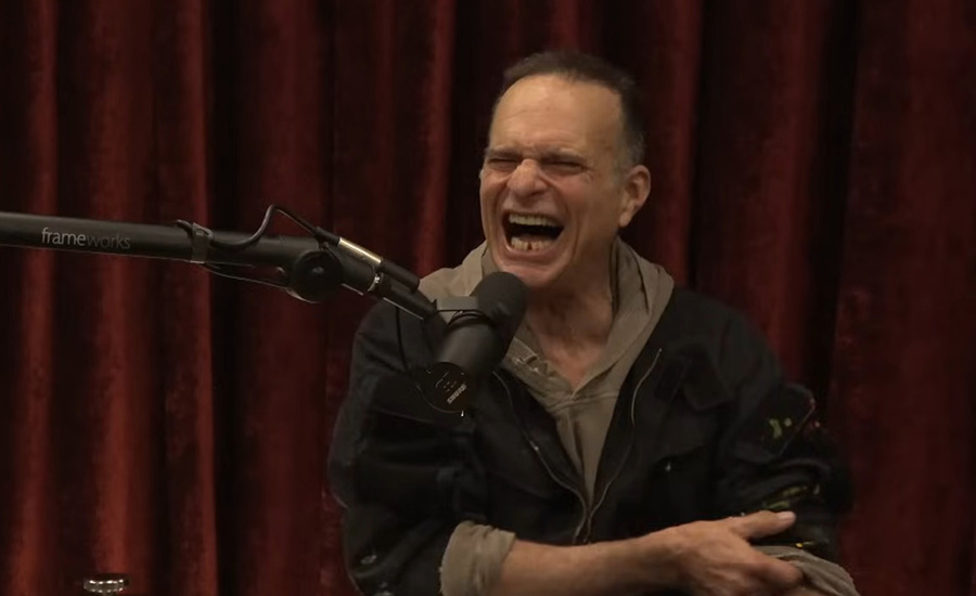 David Lee Roth reaparece en Coachella para interpretar el clásico de Van Halen “Jump” junto a un famoso cantante