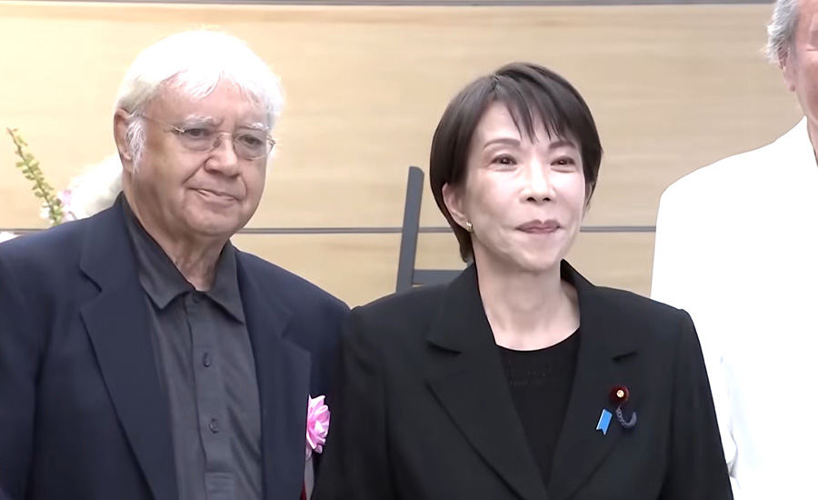 Deep Purple visita a la primera ministra de Japón en su despacho y esta se rinde ante Ian Paice: “Eres mi dios”