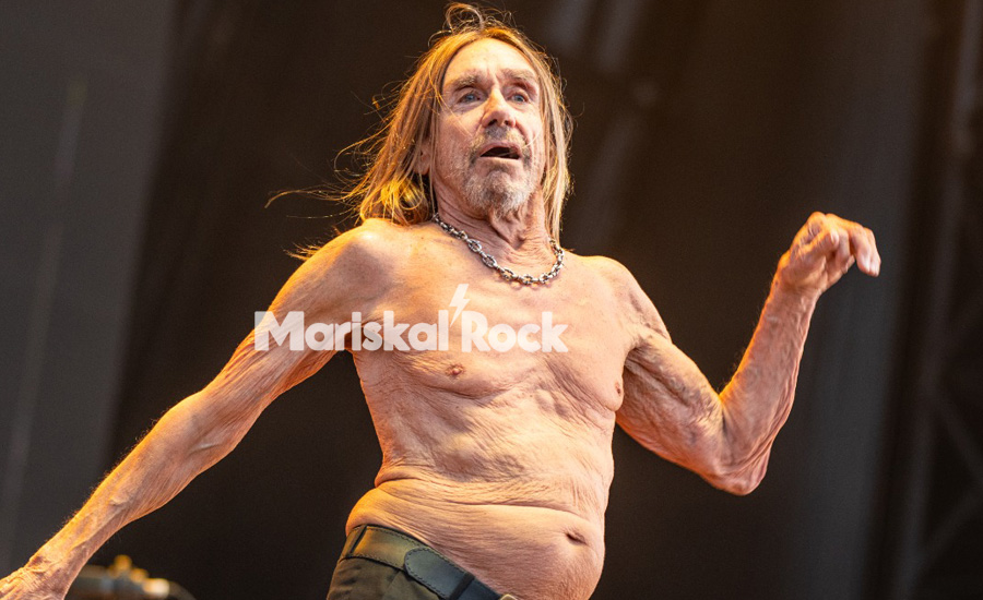 Iggy Pop cierra su concierto en Coachella metiéndose en un ataúd mientras saca la lengua y se despide
