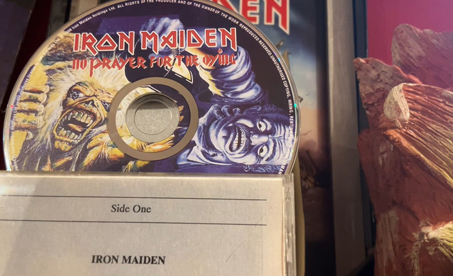 El mayor fan de Iron Maiden del mundo conserva una colección de más de 10.000 objetos, algunos de lo más surrealista