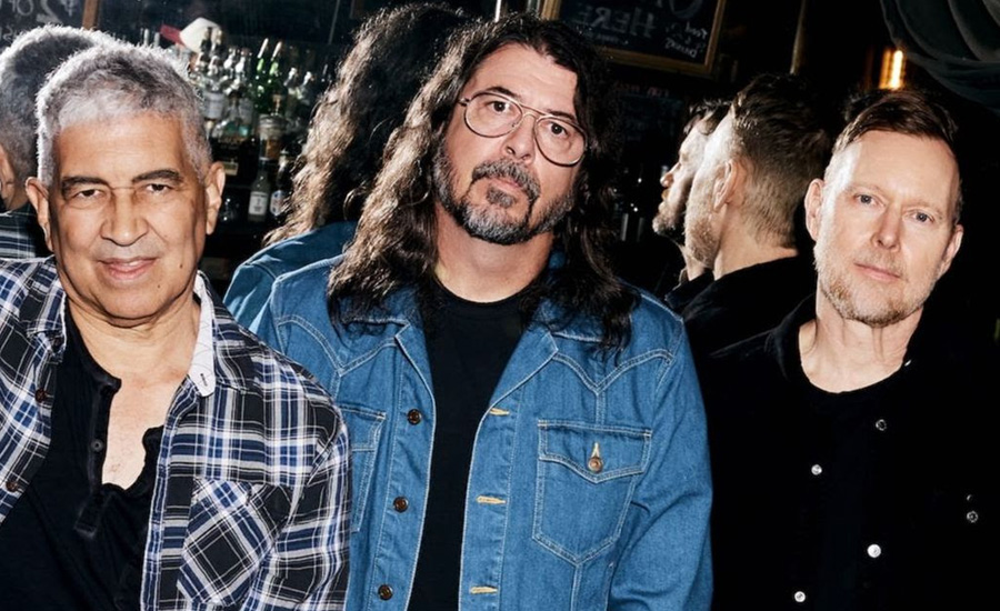 Foo Fighters cuenta con esquiadores extremos sobre superficies sin nieve en el nuevo videoclip de "Of All People", restringido para menores por YouTube